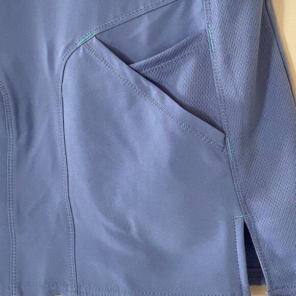 V neck scrub top with pockets - Picture 6 of 6